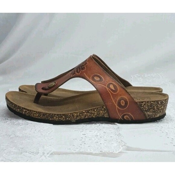 L'Artiste Leather Tooled Sandals 7 Women's Brown Spring Step Slip On Thongs - Picture 4 of 8